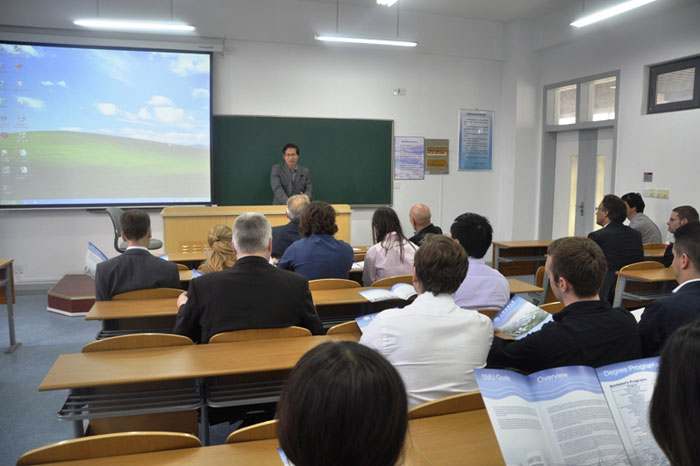 Prof. Song Bingliang from the Economics and Management College delivering a lecture