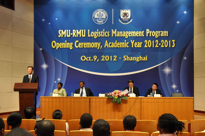 Prof. Huang delivering a welcome speech
