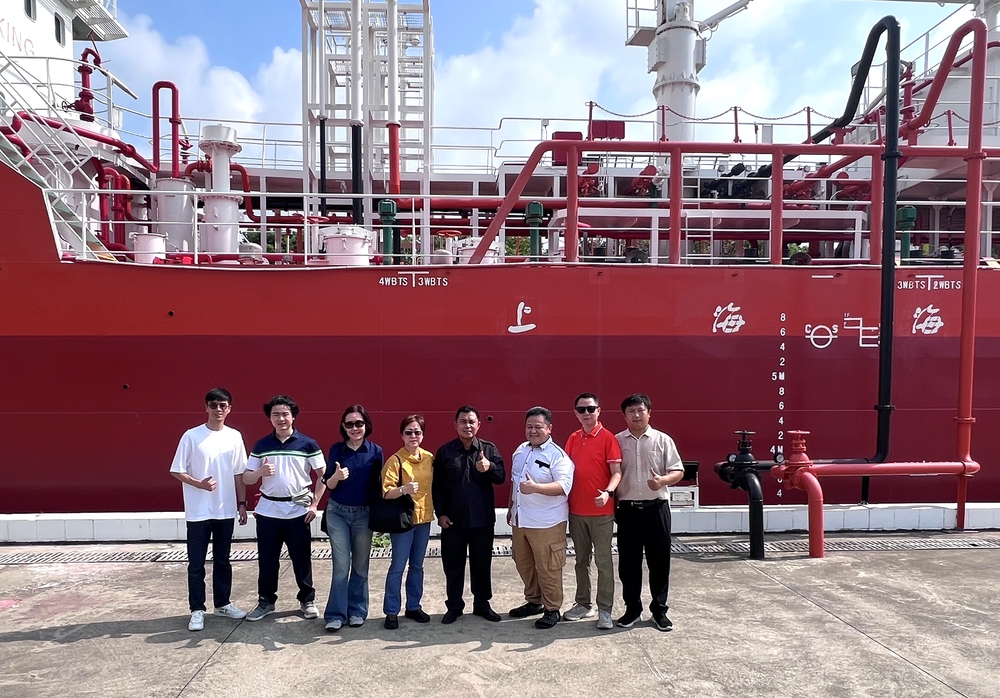参观吴淞号特种船